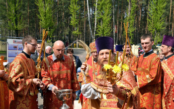 Пасха 2016: Во вторник Светлой недели епископ Вениамин возглавил богослужение в храме Димитрия Донского