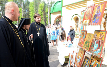 Пасха 2016: Во вторник Светлой недели епископ Вениамин возглавил богослужение в храме Димитрия Донского