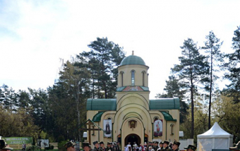 Пасха 2016: Во вторник Светлой недели епископ Вениамин возглавил богослужение в храме Димитрия Донского