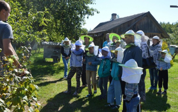 Ученики воскресной школы храма Рождества Христова посетили пасеку Евгения Корнева