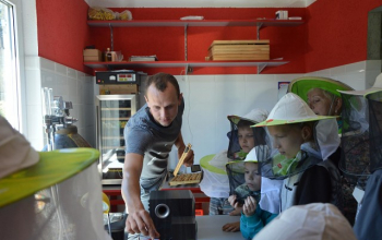 Ученики воскресной школы храма Рождества Христова посетили пасеку Евгения Корнева