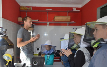 Ученики воскресной школы храма Рождества Христова посетили пасеку Евгения Корнева