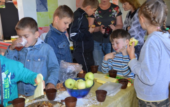 Ученики воскресной школы храма Рождества Христова посетили пасеку Евгения Корнева