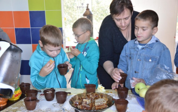 Ученики воскресной школы храма Рождества Христова посетили пасеку Евгения Корнева