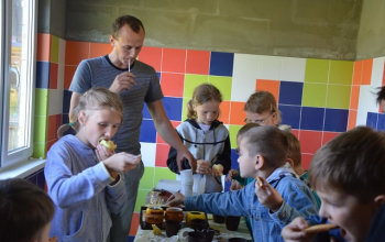 Ученики воскресной школы храма Рождества Христова посетили пасеку Евгения Корнева