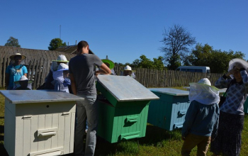 Ученики воскресной школы храма Рождества Христова посетили пасеку Евгения Корнева