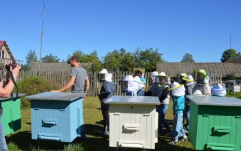 Ученики воскресной школы храма Рождества Христова посетили пасеку Евгения Корнева