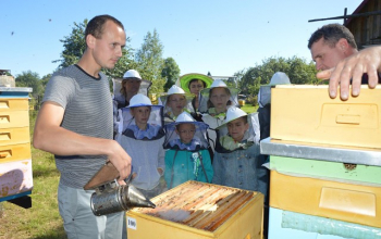 Ученики воскресной школы храма Рождества Христова посетили пасеку Евгения Корнева
