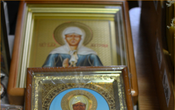 В храме Рождества Христова г. Борисова пребывает икона блаженной Матроны Московской и ковчег с частицей мощей святой