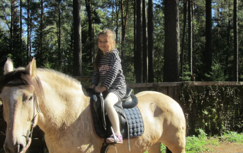 Дети из воскресной школы Воскресенского кафедрального собора в усадьбе «Бивак»