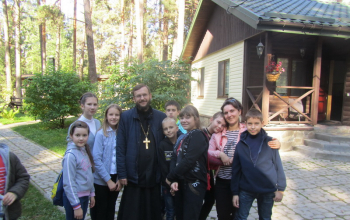 Дети из воскресной школы Воскресенского кафедрального собора в усадьбе «Бивак»