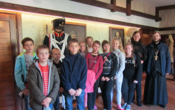 Дети из воскресной школы Воскресенского кафедрального собора в усадьбе «Бивак»