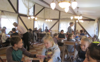 Дети из воскресной школы Воскресенского кафедрального собора в усадьбе «Бивак»