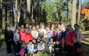 Дети из воскресной школы Воскресенского кафедрального собора в усадьбе «Бивак»