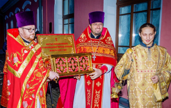 В кафедральном соборе Воскресения Христова пребывал ковчег с частицами мощей новомученников и исповедников Церкви Русской