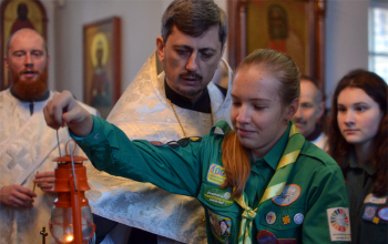 Белорусcкие гайды доставили в храм Рождества Христова благодатный огонь