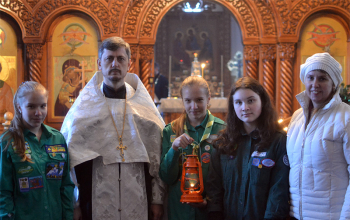 Белорусcкие гайды доставили в храм Рождества Христова благодатный огонь