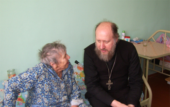 Посещение инвалидов и пожилых людей, проживающих в больницах сестринского ухода и в социальных государственных учреждениях