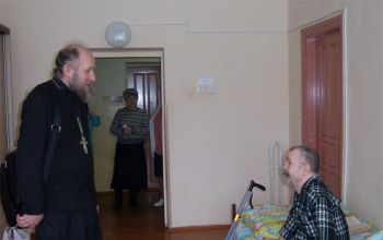 Посещение инвалидов и пожилых людей, проживающих в больницах сестринского ухода и в социальных государственных учреждениях