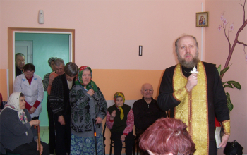 Посещение инвалидов и пожилых людей, проживающих в больницах сестринского ухода и в социальных государственных учреждениях