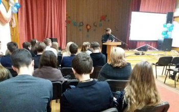 Священнослужитель Воскресенского кафедрального собора выступил перед учащимися с презентацией «История книги»