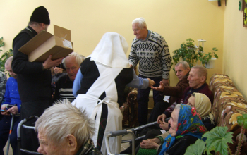 Рождество Христово 2018/2019:Поздравление с Рождеством одиноких пожилых людей и инвалидов в больницах сестринского ухода и интернате